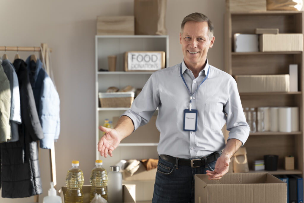 homme-senior-de-coup-moyen-a-l-interieur